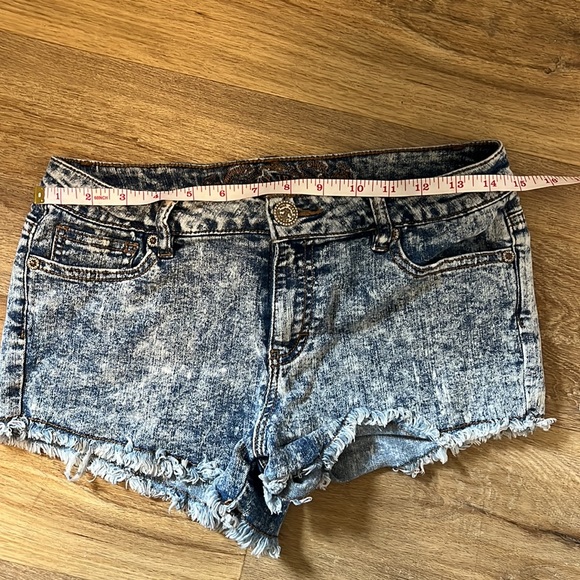 Woman shorts - Picture 4 of 4